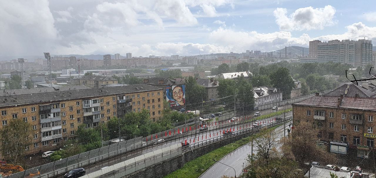 За день в Красноярске дважды прошел град Погода не перестает удивлять. Как и обещали синоптики, после жары пришло похолодание. 27 мая в Красноярске весь день наблюдаются погодные качели: сначала светит солнце, потом небо затягивает черными тучами. За день в краевом центре два раза прошел град - в обед и ближе к вечеру. На этом погодные сюрпризы не заканчиваются. 28-30 мая в центральных и южных районах края местами ожидаются заморозки до -5 °C.