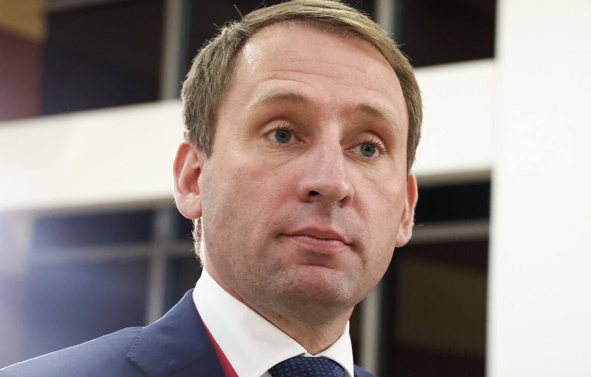 Минприроды рассказало о рентабельности запасов нефти Лишь 13 миллиардов из 31 миллиарда тонн запасов нефти в России рентабельны, большая их часть — трудноизвлекаемые, а всего запасов при текущей добыче хватит на 26 лет, сообщил глава Минприроды РФ Александр Козлов в ходе правительственного часа в Госдуме. «Из 31 миллиарда тонн запасов рентабельных – 13 миллиардов тонн. При текущей добыче 516 миллионов тонн в год - ред. их хватит на 26 лет. Из этих запасов значительная часть – это трудноизвлекаемые запасы, на которые были вовремя даны налоговые льготы, что позволило сделать их добычу рентабельной», — рассказал Козлов. Добыча нефти с конденсатом в России по итогам 2024 года составила 516,1 миллиона тонн. По прогнозу Минэкономразвития, в 2025 году добыча снизится на символические 0,02% — до 516 миллионов тонн. В 2026 году она подрастет до 525,2 миллиона, в 2027 году — до 532,6 миллиона, а в 2028 году — до 540 миллионов тонн.