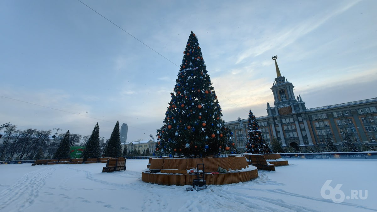 Организаторы Катка на площади перенесли шоу с Алексеем Ягудиным и Евгенией Медведевой Фигуристы должны были выступить на открытии но площадку запустят позже 21 декабря В этот день проходит чемпионат России по фигурному катанию поэтому шоу в Екатеринбурге предварительно перенесли на конец января В этом году сеансы станут короче но их будет больше восемь вместо семи Разные входы для тех кто со своими коньками и арендованными отменили Теперь все будут переобуваться в одном месте Нам приходилось решать сложные вопросы воссоединения семей чтобы родители помогали детям завязать коньки В этом году все что касается своих коньков и проката в одном месте объяснил журналисту 66 RU директор ЦПКиО Павел Зубакин Закрытие площадки планируют на 23 февраля но даты могут перенести в зависимости от погоды В прошлом году каток убрали после Масленицы   Новости из Екатеринбурга