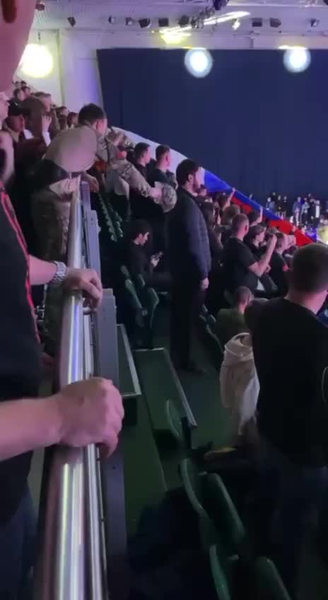 Зрители турнира ММА в Москве заставили мигранта встать во время гимна России