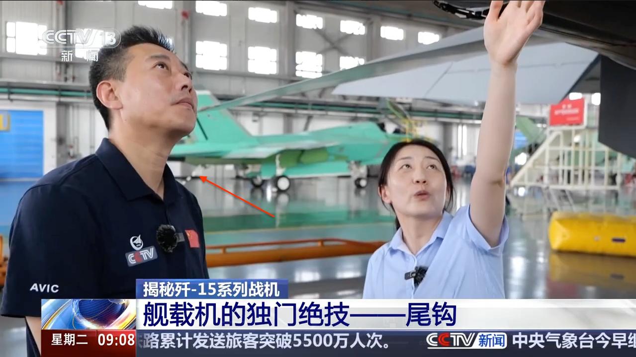 Китай начал серийное производство истребителей J-35 Государственное телевидение Китая «случайно» показало то, что может быть серийным производством нового китайского истребителя пятого поколения Shenyang J-35. В телерепортаже CCTV, посвящённом палубному J-15T, можно было «совершенно случайно и абсолютно не специально» увидеть как минимум четыре J-35 на стадии финальной сборке на заводе AVIC в Шэньяне. Один из них — с выпущенным тормозным гаком, что указывает на морскую версию для авианосца «Фуцзянь». J-35 — результат глубокой переработки прототипа Shenyang FC-31 он же J-31 . Самолёт адаптирован для эксплуатации с авианосцев, прежде всего с нового «Фуцзяня». Помимо нужд флота, Shenyang разрабатывает модель для наземного базирования – J-35A, а также экспортную версию, на которую, по имеющимся данным, рассчитывает Пакистан. Слухи о запуске серийного производства J-35 ходили давно — после того, как один из самолётов был замечен в полёте строем с прототипом. В любом случае любые сомнения относительно сомнения начала массового производства J-35 можно считать развеяными. P.S. На последнем фото можно обратить внимание на то, как посадочный гак убран для снижения заметности самолёта. Видео CCTV переведено с помощью AI AviaNews