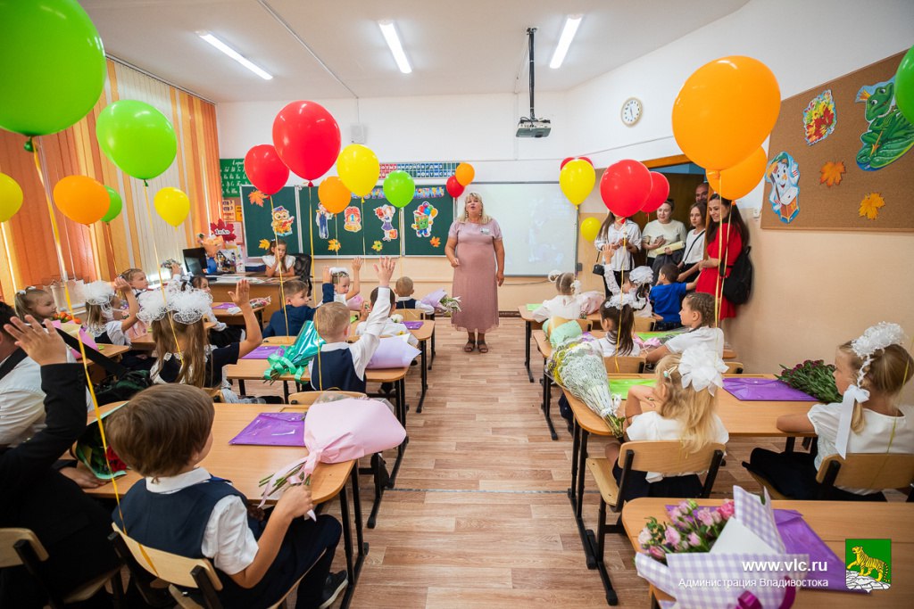 С начала нового учебного года во Владивостоке появится школа полного дня. Пилотный проект будет реализован на базе школы № 40. Ученики начальных классов будут находиться в школе с утра до вечера. После основных уроков для них будут организованы внеклассные занятия и разные активности в части дополнительного образования. Если пилотный проект станет успешным, то подобную практику планируют в дальнейшем внедрить и в некоторые другие школы. #ОбразованиеВладивостока