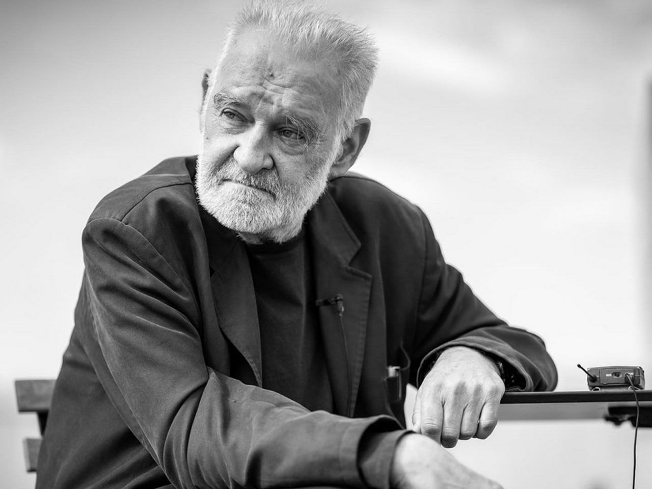 Умер Бела Тарр Венгерского автора не стало в возрасте 70 лет Его фильмография отмечена плотным сотрудничеством с нобелевским лауреатом писателем Ласло Краснахоркаи Так были сняты Человек из Лондона и Гармонии Веркмейстера а картина Сатанинское танго признана одним из величайших фильмов всех времён по версии Британского института кино Хотя режиссёр давно отошел от дел его последним полнометражным фильмом была Туринская лошадь 2011 года он планировал посвятить себя поискам новых способов создания кино Фото Getty Images   Следуй за КИНОТВ