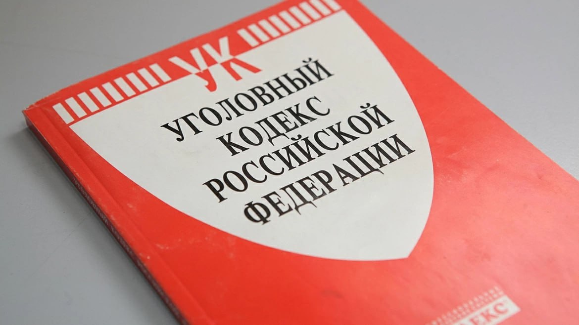 В Привокзальном округе Тулы полицейскими установлен подозреваемый в краже иконы из квартиры местной жительницы  В дежурную часть отдела полиции «Привокзальный» УМВД России по городу Туле обратилась 49-летняя местная жительница. Женщина сообщила, что из её квартиры, расположенной в многоквартирном доме на улице Смидович, путем свободного доступа была совершена кража иконы. Ущерб от противоправного деяния составил 2 тысячи 500 рублей.  В ходе проведения оперативных мероприятий сотрудниками уголовного розыска был установлен ранее судимый и нигде не работающий 38-летний сосед заявительницы. Злоумышленник признался в совершенном деянии.  В настоящее время в отделе полиции «Привокзальный» УМВД России по городу Туле проводится процессуальная проверка, решается вопрос о возбуждении уголовного дела по статье УК РФ «Кража».  #МВД #МВДРоссии #Полиция #ПолицияРоссии #Police #RussianPolice #Russia #ТульскаяПолиция