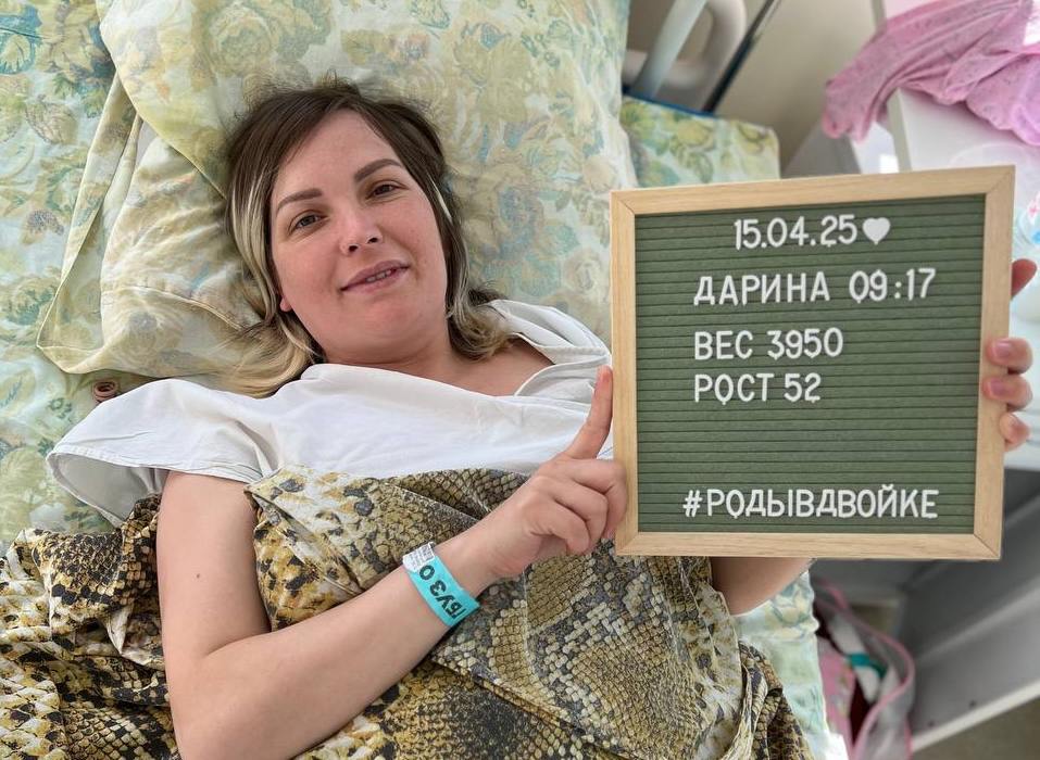 Сиамский близнец из Челябинска стала мамой во второй раз  Сиамская близняшка Анна Коркина родила второго ребенка. Малышку назвали Дариной. Она появилась на свет утром 15 апреля в роддоме Областной клинической больницы № 2.   Сиамские близнецы Анна и Татьяна Коркины родились весной 1990 года со сращенными животами и одной печенью на двоих. Успешную операцию по разделению сестер первым в стране провел хирург Лев Новокрещенов. Ему удалось сохранить девочкам жизнь.   Спустя 35 лет одна из близняшек вернулась в роддом ОКБ № 2 в третий раз.   — Второй ребенок Анны, как и они с сестрой, родилась в стенах роддома ОКБ № 2, — прокомментировали в медучреждении.          Голосовать за канал
