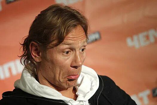 Динамо в авральном режиме распродает футболки Валерия Карпина с фразой Ну и ещё прошлым летом футболка была доступна за 5000р а на матче с махачкалинском Динамо на ВТБ Арене её цена будет всего лишь 100р как и самого билета на матч Завтра бело голубыми будет руководить и о главного тренера Ролан Гусев Вот такое маркетинговое избавление от Карпинского наследия