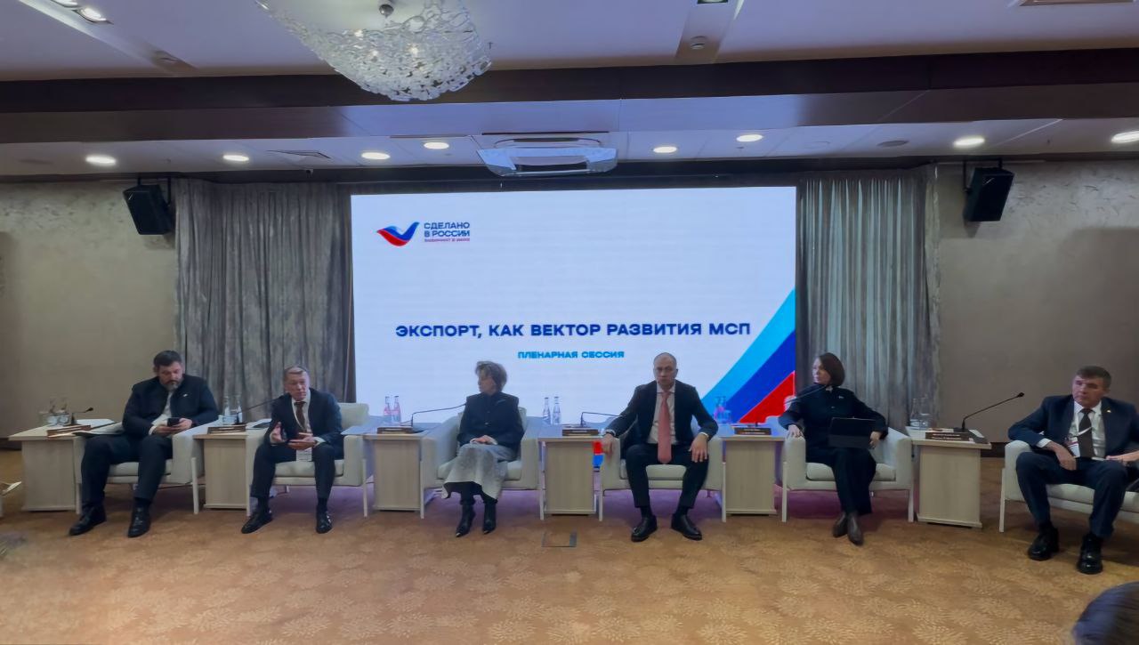 В Татарстане открылось представительство Российского экспортного центра  Российский экспортный центр РЭЦ открыл свое представительство в Республике Татарстан Об этом рассказала генеральный директор РЭЦ Вероника Никишина на встрече с главой региона Рустамом Миннихановым в Казани Татарстан демонстрирует высокий экспортный потенциал как и уровень развития партнерских связей с зарубежными странами в том числе со странами исламского мира С учетом этого Российский экспортный центр открыл Представительство в Казани долгожданное событие к которому мы с вами готовились отметила Вероника Никишина  Руководителем Представительства РЭЦ в Республике Татарстан назначена Боброва Светлана Николаевна которая ранее работала в подведомственном Министерству экономики Республики Татарстан Гарантийном фонде РТ