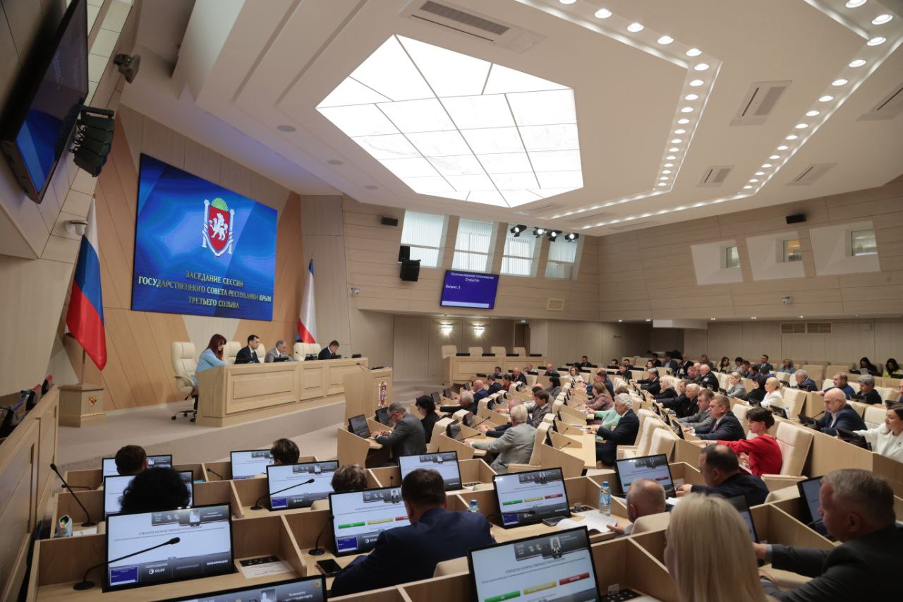 Объекты незавершенного строительства на территории республики теперь будут облагаться налогом в размере 2%. Соответствующие изменения в законодательство, внесенные Главой Республики Крым Сергеем Аксеновым, утверждены на сессии Государственного Совета. Под действие закона подпадают, в том числе объекты, строительство реконструкция которых не завершено, приостановлено, законсервировано или окончательно прекращено, но они не были ликвидированы снесены в установленном порядке. Аналогичная норма установлена для жилых помещений, жилых строений, многоквартирных домов, садовых домов, гаражей, машино-мест. Для этих объектов установлена налоговая ставка в размере 1%. Крым — современный, курортный регион. Недостроенные здания, которых, по данным профильного министерства, в республике зарегистрировано порядка 2600, портят её внешний облик. Новая мера призвана снизить их число на территории Крыма, направлена на профилактику образования новых подобных объектов. Константинов Крым Z