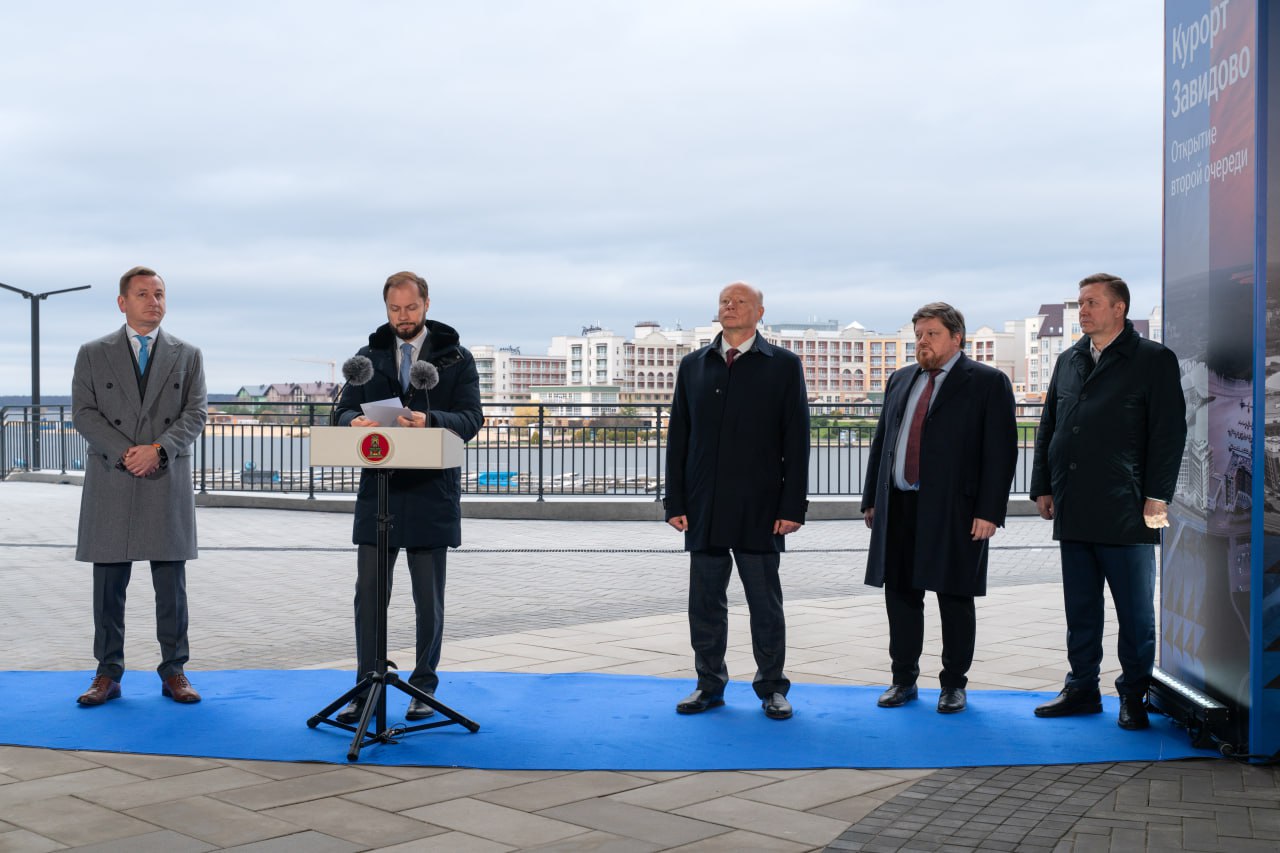 Открылась вторая очередь всесезонного курорта Завидово В Тверской области введена в эксплуатацию вторая очередь всесезонного курорта Завидово группа компаний Васта В составе новой очереди многофункциональный центр отдыха с крупнейшим крытым аквапарком в Центральной России конгресс холл семейные развлечения рестораны и магазины три отеля на 1130 номеров семейный парк и горнолыжный склон  Проект реализован в рамках нацпроекта Туризм и гостеприимство при поддержке ВЭБ РФ Туризм РФ Минэкономразвития РФ и Правительства Тверской области Общий объем инвестиций 41 8 млрд руб из них 29 3 млрд руб предоставлены ВЭБ РФ Реализация таких масштабных проектов как многофункциональный комплекс Завидово Парк с одним из крупнейших аквапарков наглядно показывает как туризм становится реальной точкой роста для экономики региона заместитель министра экономического развития РФ Дмитрий Вахруков Три новых отеля две четырехзвездочные гостиницы Эрбелия и Рябина и апарт отель Бревис увеличили номерной фонд курорта до 1700 номеров В многофункциональном центре отдыха площадью 55 тыс м² расположен Завидово Аква СПА крупнейший крытый аквапарк Центральной России Гостям доступны 17 водных аттракционов 14 бассейнов включая волновой четыре открытых бассейна ленивая река длиной 260 м две детские зоны и велнес пространство Конструкция кровли пропускает солнечный свет и ультрафиолет что позволяет загорать круглый год В торжественной церемонии открытия 14 ноября приняли участие врио губернатора Тверской области Виталий Королев заместитель министра экономического развития РФ Дмитрий Вахруков генеральный директор Туризм РФ Сергей Суханов представители ВЭБ РФ и группы компаний Васта Курорт в 2024 году принял более 700 тыс гостей в 2025 году планируется свыше 1 млн ru rst