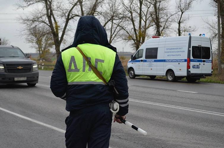 Пятикилометровая пробка образовалась на трассе М 4 Дон в направлении Ростова из за ремонтных работ На участках с 1012 го по 1015 й километр автодороги в направлении Ростова на Дону ведутся работы по ямочному ремонту Это привело к затруднению движения на протяжении примерно пяти километров В связи с этим водителям рекомендуется учитывать данную информацию при планировании маршрута и заранее выбирать альтернативные пути следования или быть готовыми к возможным задержкам Подпишись на 1Rnd в МАХ Написать в редакцию