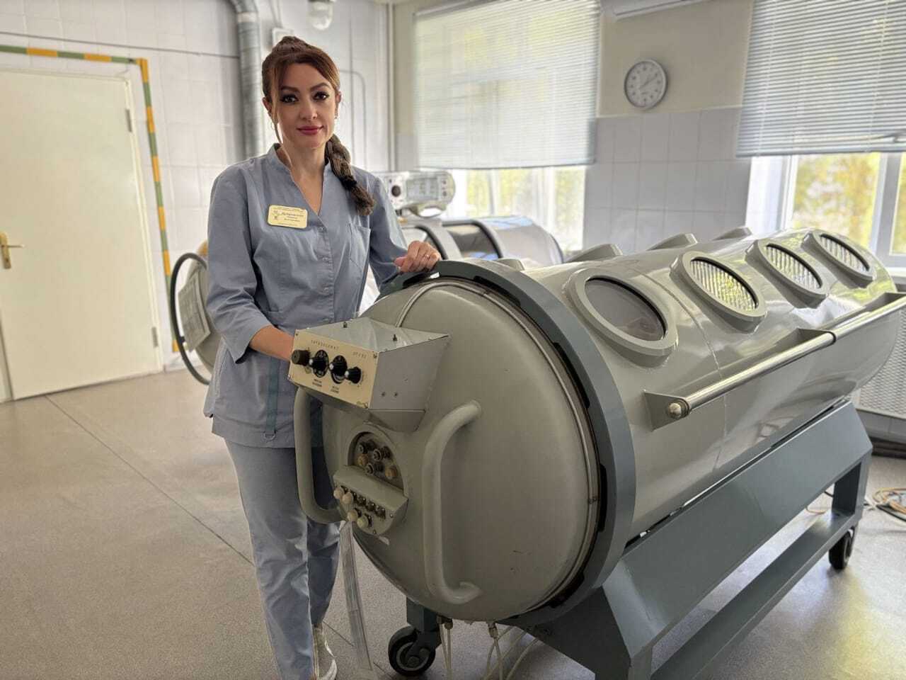 В стационар Городской клинической больницы скорой медицинской помощи Ставрополя доставили с места пожара 82 летнюю пациентку Состояние при поступлении было тяжелое сатурация насыщение крови кислородом критически низкие 86 головокружение одышка была потеря сознания После сеанса в барокамере состояние пациентки улучшилось а сатурация самостоятельно повысилась до стабильных 95   За прошедший месяц в отделении гипербарической оксигенации проведено 480 сеансов что улучшило состояние 95 пациентов Среди пациентов также было 25 беременных женщин из них 15 с угрозой прерывания беременности