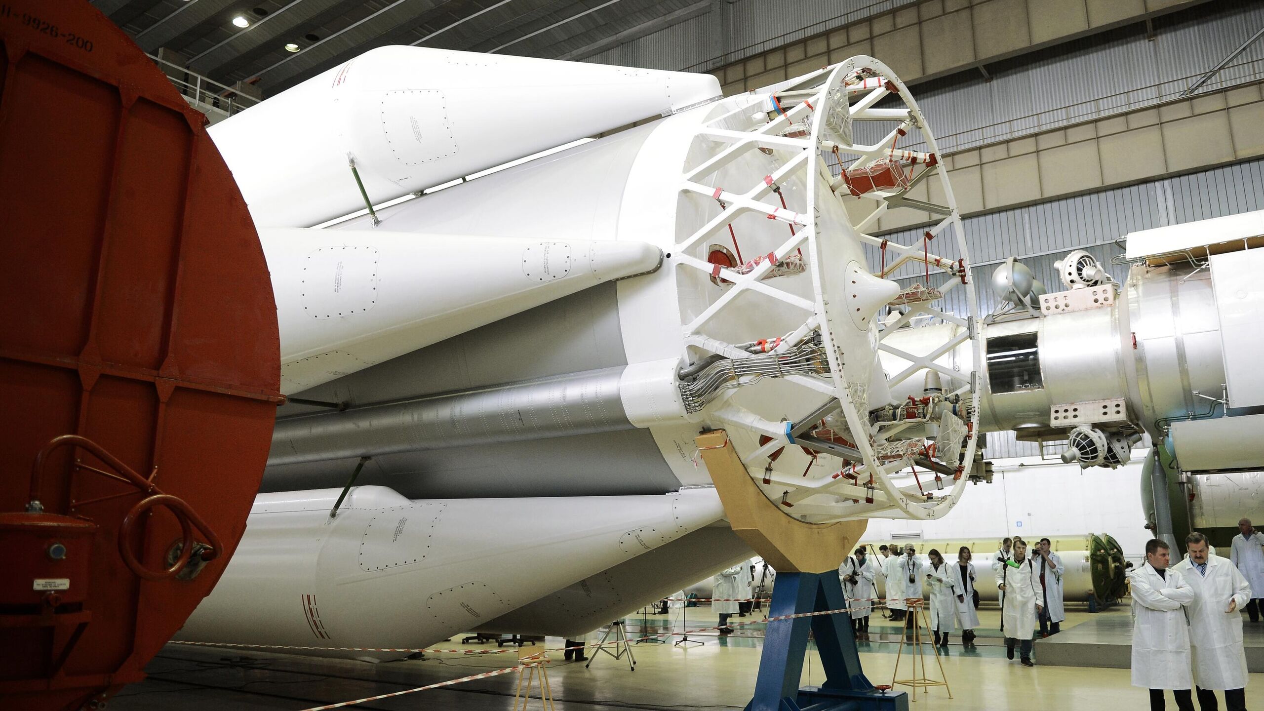 Старт ракеты Протон М с Байконура планировавшийся на 15 декабря отложен из за несоответствия в разгонном блоке сообщила госкорпорация Роскосмос в своем Telegram канале В ходе плановых предстартовых проверок всех систем диагностировано локальное несоответствие в разгонном блоке ракеты объяснили в Роскосмосе Пуск ракеты носителя перенесён для устранения недочётов говорится в сообщении Роскосмоса При этом перенос не повлияет на запланированную научную программу и все задачи будут выполнены говорится в сообщении госкорпорации Фронт работы уже определён после проведения необходимых мероприятий продолжим подготовку ракеты носителя в штатном режиме приводятся в сообщении слова заместителя генерального директора госкорпорации Ивана Данилова