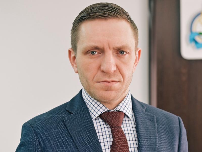Экс-министр транспорта Бурятии просидит в СИЗО до октября  ‍   Советский районный суд Улан-Удэ продлил срок содержания под стражей в отношении экс-министра транспорта Бурятии Александра Гоге до 3 октября 2025 года.  Напомним, следствие считает, что Александр Гоге создал искусственные препятствия для участия ООО «Стройинком» и ООО «Иркутсдорстрой» в электронном аукционе. Он также лоббировал интересы ООО «Доринвест». В результате был заключен контракт с «Доринвестом» на выполнение работ по ремонту дороги «Улан-Удэ — Романовка — Чита». Цена контракта составила 1,197 миллиарда рублей, что значительно превышает рыночную стоимость.   Постановление не вступило в законную силу.