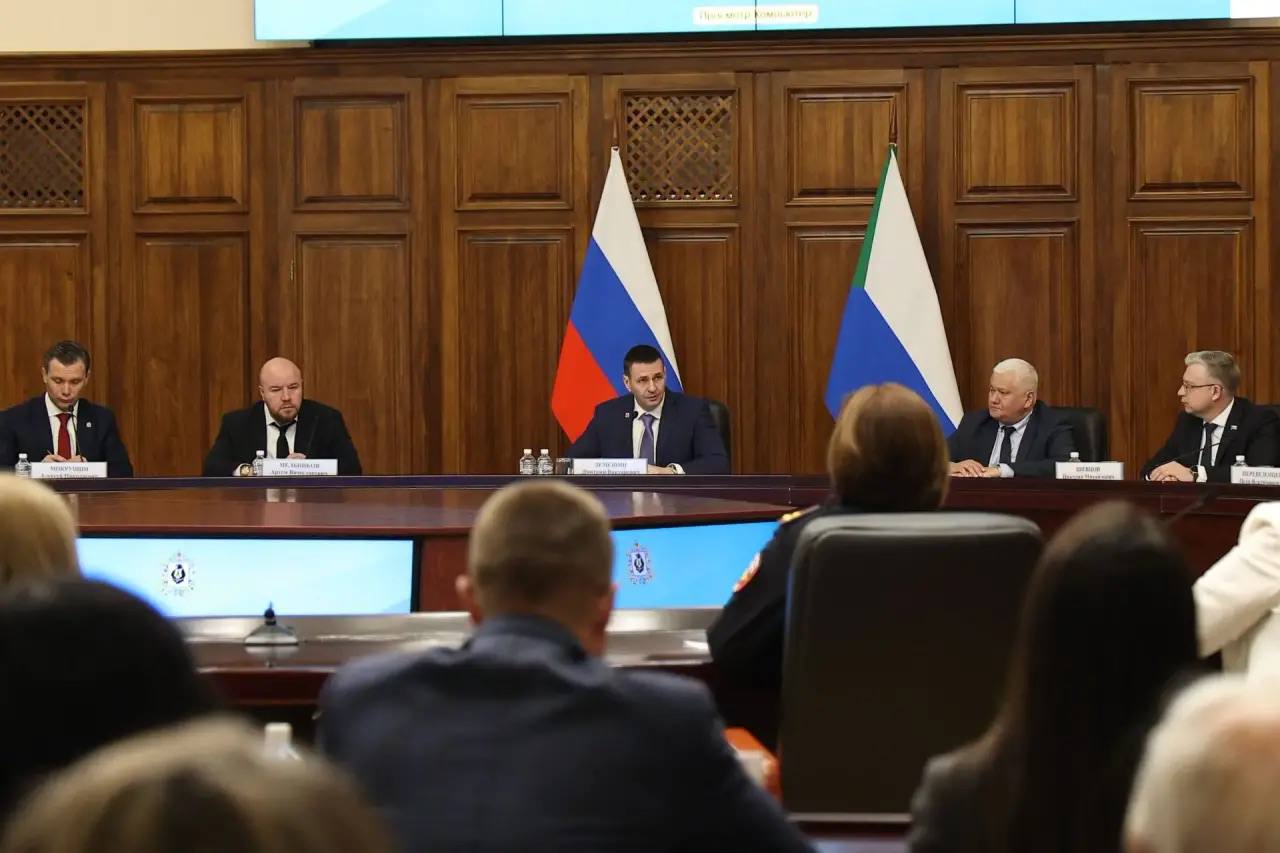 Дмитрий Демешин на расширенном заседании коллегии министерства образования и науки региона заявил что строительство межвузовского кампуса в Хабаровске начнется в этом году Кампус должен способствовать привлечению молодого населения в регион Наша общая задача сделать так чтобы сегодняшние школьники хотели учиться в нем а не уезжать за пределы Хабаровского края