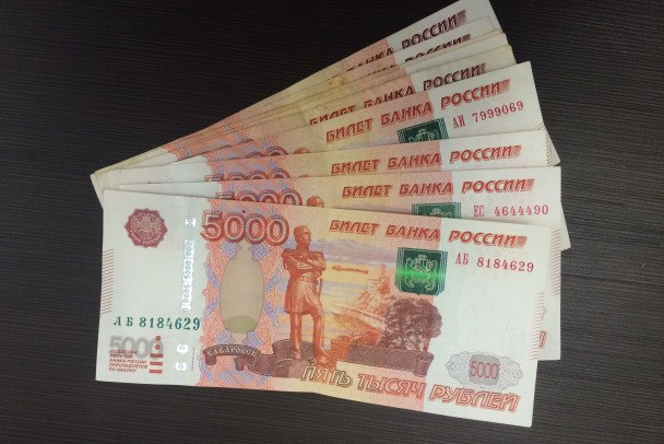 Мужчина под Лугой задержан за 100 тысяч в бардачке оперативника уголовного розыска Как сообщили в СК Ленобласти, уголовное дело о покушении на дачу взятки полицейскому возбуждено в отношении 49-летнего мужчины. По данным следствия, накануне подозреваемый, сидя в служебном автомобиле оперативника уголовного розыска ОМВД Лужского района, положил в "бардачок" 100 тысяч рублей. Деньги, по его мысли, должны были остановить процессуальную проверку, с их помощью мужчина рассчитывал избежать уголовной ответственности. От денег полицейский отказался. По информации 47news, ныне задержанного проверяли на предмет незаконного проникновения на чужую территорию. Подозреваемый в покушении на дачу взятки процессуально задержан на двое суток. pxhere.com