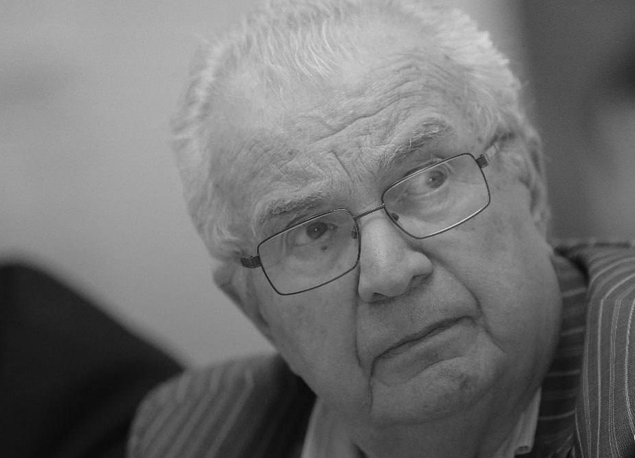 Умер иллюзионист Эмиль Кио Он скончался в возрасте 87 лет О смерти народного артиста РСФСР в своём Telegram канале сообщил генеральный директор Большого Московского цирка Эдгард Запашный Подписаться на Говорит Москва Telegram VK MAX