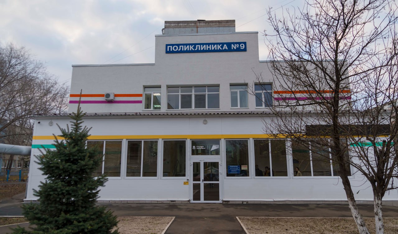 Капремонт деткой поликлиники 9 в Оренбурге перенесли с 2026 го на 2029 год Совсем недавно у здания обновили фасад кровлю заменили окна и двери На следующий год были запланированы перепланировка и ремонт внутренних помещений Однако работы решено сдвинуть сообщил вице спикер ЗС Александр Куниловский Капитальный ремонт 9 й поликлиники как и ремонт еще двух был запланирован на 2026 год Но сложившийся дефицит бюджета на фоне общей обстановки в стране скорректировал планы новая дата 2029 год К поликлинике прикреплены около 14 тысяч детей