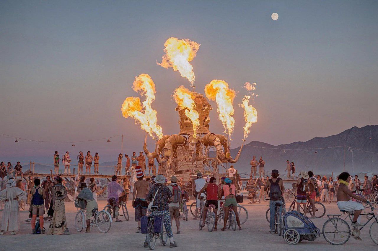 В США женщина внезапно для себя родила на фестивале Burning Man в пустыне В день инцидента она вместе с мужем ночевала в трейлере на территории проведения фестиваля Burning Man который ежегодно проходит в пустыне штата Невада Посреди ночи ей внезапно стало плохо появилась сильная боль внизу живота Через несколько часов женщина которая даже не подозревала о своем положении родила дочь в туалете трейлера Удивительно но муж новоиспеченной мамы смог найти среди других участников фестиваля акушерку педиатра и гинеколога которые оказали необходимую помощь и роженице и новорожденному ребенку Малышка родилась здоровой хотя ее вес составлял 1 6 килограмма При этом на протяжении всей беременности женщина даже не подозревала что находится в положении у нее не было каких либо видимых признаков беременности и сопутствующих симптомов