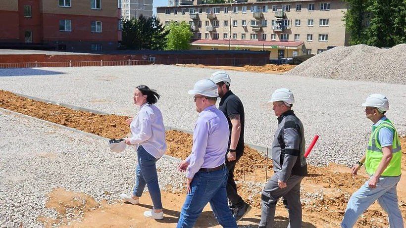 В Чехове продолжается строительство дополнительного корпуса школы №3     Первый заместитель главы м.о. Чехов Денис Разуваев провёл мониторинг строительно-монтажных работ дополнительного корпуса на 200 мест школы №3.   ‍ На строительной площадке уже ведутся завершающие работы. Специалисты занимаются благоустройством территории, выполнением отделочных работ, монтажом инженерных систем, устанавливают навесной вентилируемый фасад.     На сегодняшний день строительная готовность объекта составляет 50%.   По итогам проверки перед ответственными органами были поставлены задачи и даны поручения для контроля и оперативного решения. Вопрос недопущения срыва сроков взят на особый контроль администрации.