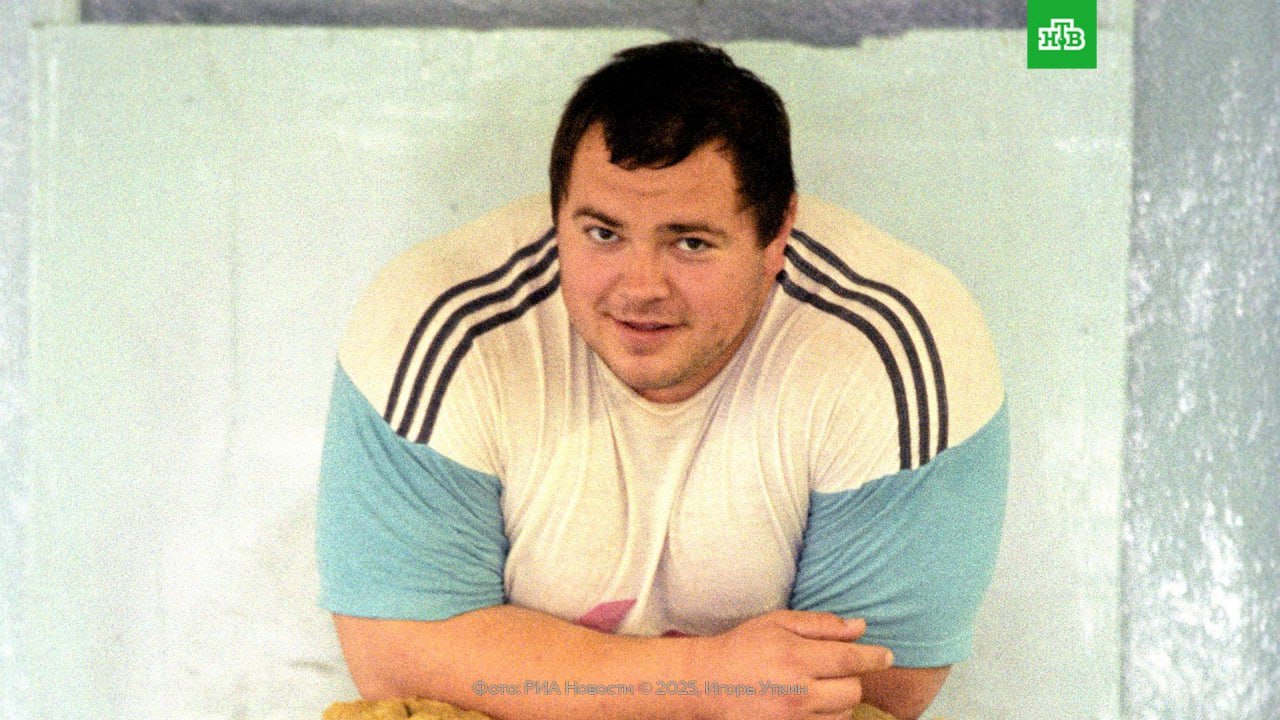 Умер олимпийский чемпион по тяжелой атлетике Андрей Чемеркин Ему было 53 года причина смерти не уточняется Чемеркин завоевал золото на Олимпиаде в Атланте в 1996 м в супертяжелом весе а через четыре года в Сиднее россиянин стал третьим Также на счету штангиста четыре золота серебро и две бронзы на чемпионатах мира два золота и два серебра на чемпионатах Европы Кроме того Чемеркин восемь раз бил мировые рекорды за время своей карьеры а в 1997 году был награжден орденом Мужества