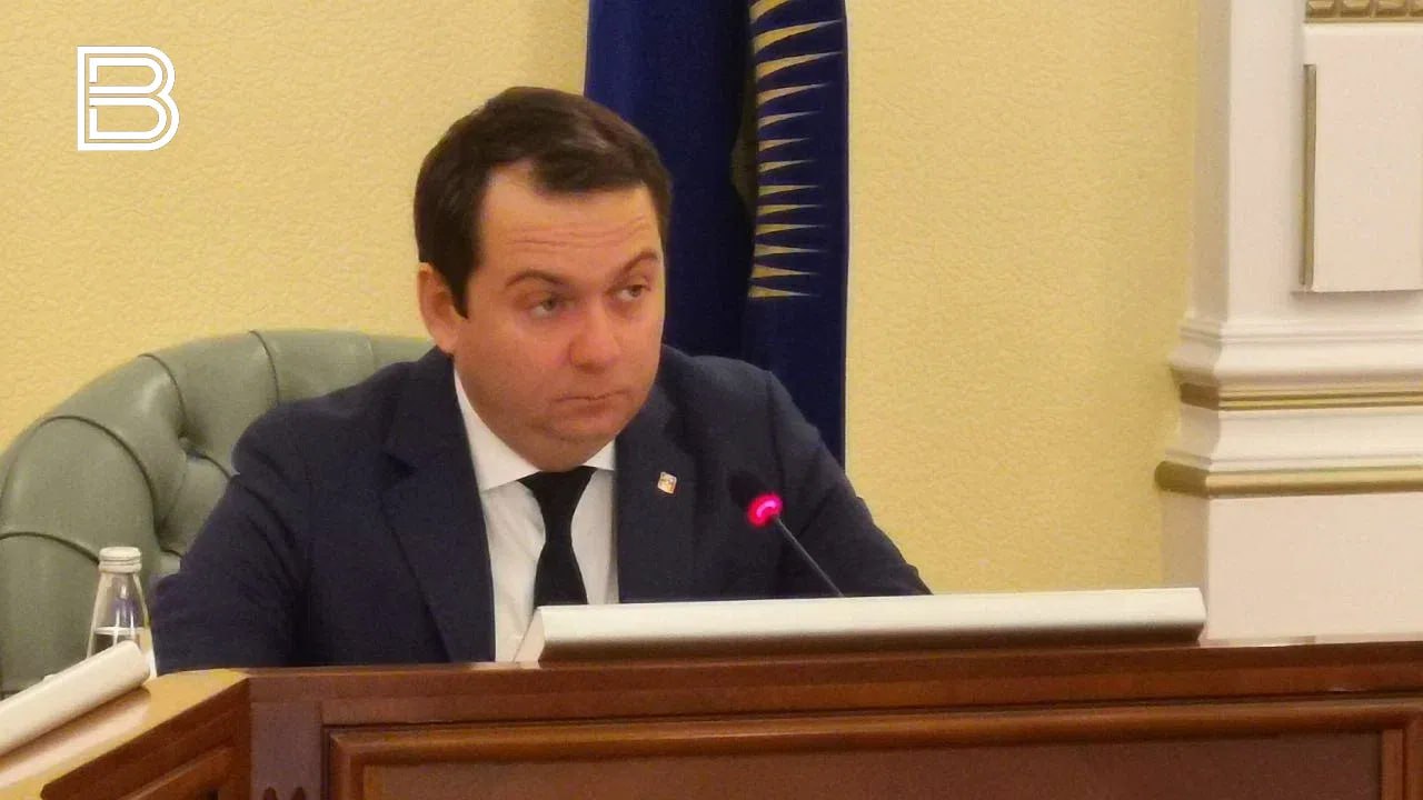 Андрей Чибис 80 поступивших на прямой линии с губернатором вопросов решены Всего на прямую линию поступило более 2000 вопросов и предложений В ходе оперативного совещания глава региона подчеркнул что задача всех ведомств и контролирующих органов правительства внимательно относиться к этим обращениям оперативно решать конкретные проблемы и учитывать предложения при формировании инициатив и планировании бюджета Остальным вопросам требуется чуть больше времени Там есть и то что требует больших сроков но работа продолжается отметил губернатор Все самые важные новости Telegram MAX
