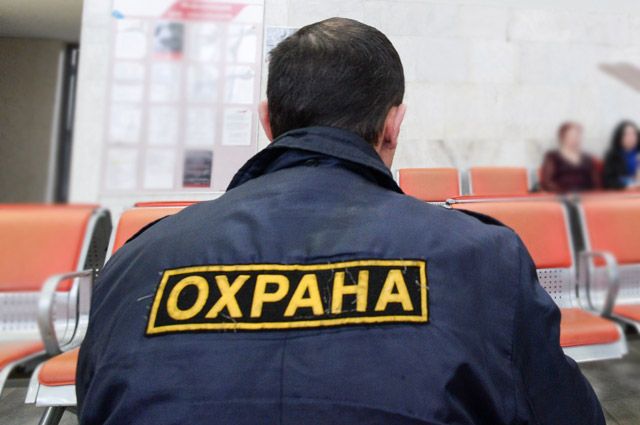 Охранник-вахтовик лишился 240 000 рублей и телефона, отказавшись заниматься сексом с незнакомкой в туалете на автовокзале в Москве 47-летний Андрей ехал в родную Пензенскую область с вахты через столицу. Автобус остановился в Котельниках. Там к нему подошла девушка, представилась Натальей. Познакомились и решили выпить коньяк на лавочке. Подшофе она предложила ему заняться сексом в туалете, но охранник отказал. Это задело новую знакомую. Вскоре Андрей уснул. Когда проснулся, понял, что в карманах нет телефона и кошелька с банковскими картами. Чуть позже узнал, что со счёта исчезли 240 000 рублей — тут же побежал в полицию. Там попросил помочь найти Наталью.