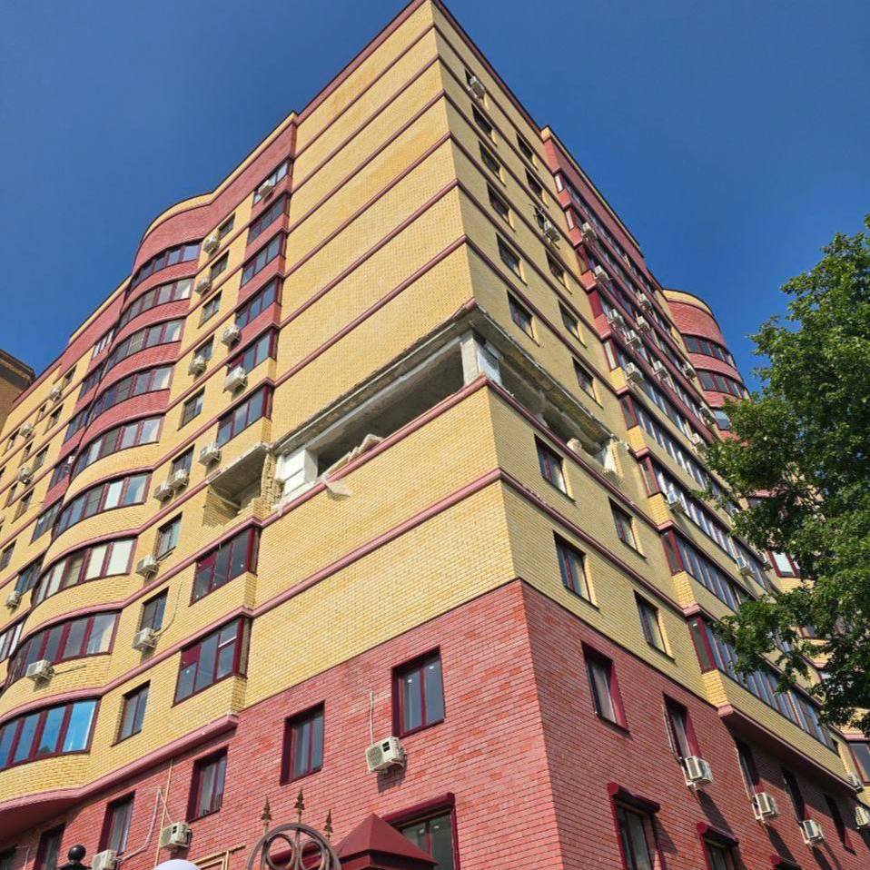 В центре Курска на улице Марата прогремел взрыв. Выбило часть стены. По предварительной информации, пострадал один человек. По предварительной информации, взорвался газ при проведении ремонтных работ. Курская аномалия