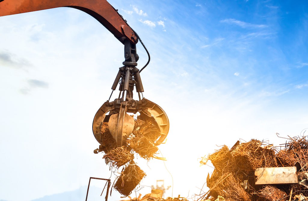 Первый в Псковской области экотехнопарк достроят к концу лета 2026 года Власти Псковской области перенесли сроки завершения строительства и ввода в эксплуатацию первого в регионе экотехнопарка на конец лета 2026 г Объект будет заниматься сортировкой мусора его переработкой и утилизацией сообщил губернатор региона Михаил Ведерников в эфире регионального эфира телеканала Россия 24   Напомним этим летом губернатор Псковской области отмечал что по соглашению с Минприроды РФ срок завершения проекта был первоначально установлен на 31 декабря 2025 г По его словам пришлось вносить изменения в проектную документацию Связано это было с тем что оборудование которое планировали закупить изначально его сейчас не купить Мы перешли на полностью отечественное оборудование Мы недавно там были все проблемные моменты сняли Договорились об увеличении количества рабочих о серьезном возобновлении работ по нескольким направлениям Рассчитываем что до конца лета мы его введем в эксплуатацию рассказал Ведерников  Губернатор добавил что после запуска экотехнопарка в Пскове начнется работа по проектированию и рекультивации существующих в регионе свалок В первую очередь планируется начать с Порховского района Российский экологический оператор Подпишитесь на Ведомости Северо Запад