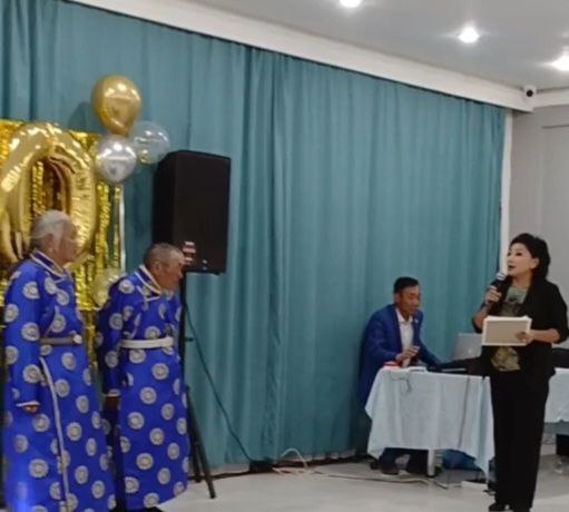 Золотая свадьба семьи Чулдум оол 1 ноября в ЗАГСе Монгун Тайгинского района Министерства юстиции Тувы состоялось торжественное чествование юбиляров семейной жизни супругов Азын оола Хомушкуевича и Дарьи Хунан Караевны Чулдум оол В этом году пара отмечает золотую свадьбу 50 лет совместной жизни которые стали ярким примером стабильности и взаимной поддержки У них десять детей 24 внука и один правнук Супружеская чета имеет множество нагрудных знаков грамот и орденов за значительный вклад в развитие сельского хозяйства в районе и республике Чулдум оол являются образцовой многодетной семьей региона а Дарья Хунан Караевна носит звание заслуженного работника сельского хозяйства Российской Федерации От представителей Министерства юстиции и родных юбиляров прозвучали искренние поздравления а также им вручили юбилейное свидетельство поздравительный адрес и памятные подарки в знак признания многолетнего труда и семейной гармонии По информации пресс службы Минюста РТ Фото пресс службы Минюста РТ