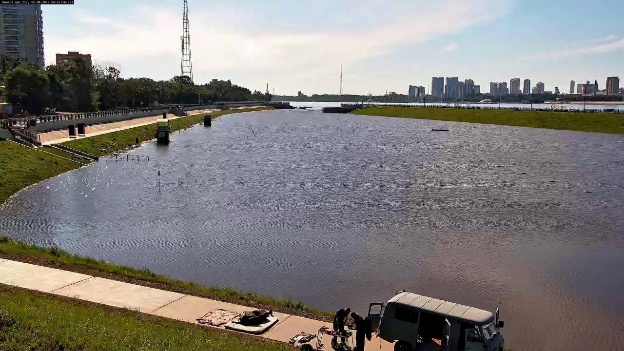 Пляж на Серебряной миле в Благовещенске скрылся под водой. Её уровень поднялся в Амуре. Купаться на затоне по этой причине временно запретили, сообщили в мэрии. Для обеспечения безопасности горожан спасатели городского управления по делам ГО ЧС и правоохранители продолжат дежурить в месте отдыха. На воде останутся и патрули на лодках. Перейти на сайт