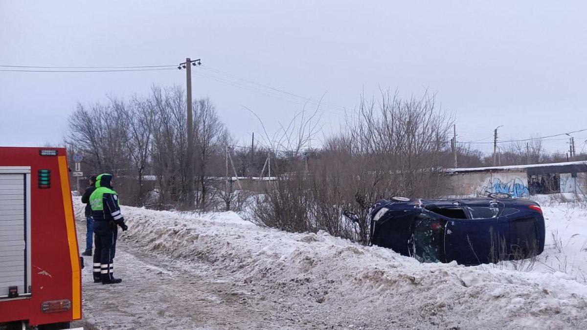 Стало известно о состоянии водителя первернувшегося авто под Самарой 7 февраля В субботу 7 февраля в середине дня на автодороге Самара Бугуруслан случилось дорожно транспортное происшествие Благодаря оперативным действиям спасателей и служб экстренного реагирования удалось избежать человеческих жертв  В 17 05 на 35 м километре трассы Самара Бугуруслан автомобиль LADA Гранта опрокинулся на проезжей части О происшествии незамедлительно сообщили в экстренные службы К месту ДТП в кратчайшие сроки прибыл дежурный караул пожарно спасательного отряда 34 противопожарной службы Самарской области Сотрудники выполнили комплекс аварийно спасательных мероприятий Отключили аккумуляторную батарею для исключения риска возгорания и поражения электротоком Транспортное средство стабилизировали чтобы предотвратить дальнейшие повреждения Помимо спасателей на месте работали сотрудники Госавтоинспекции и медработники В результате ДТП никто не пострадал ГКУ ЦЕНТР ПР ДЕЛАМ ГО ПБ и ЧС ГТРК Самара MAX lВК lОК lСАЙТ