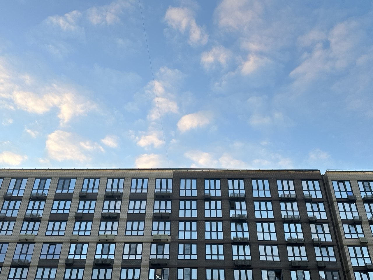 Краснодарский край в 2025 году стал лидером по росту просроченной ипотеки С начала года объём неплатежей по ипотекам на покупку строящегося жилья увеличился на 117 то есть более чем вдвое с 1 52 млрд рублей на 1 января 2025 года до 3 3 млрд рублей на 1 ноября 2025 года Абсолютный прирост неплатежей по ипотекам на покупку жилья на первичном рынке в крае составил 1 78 млрд рублей на 1 ноября 2025 года став самым высоким показателем среди всех регионов России Кубанские Новости Мы в MAX