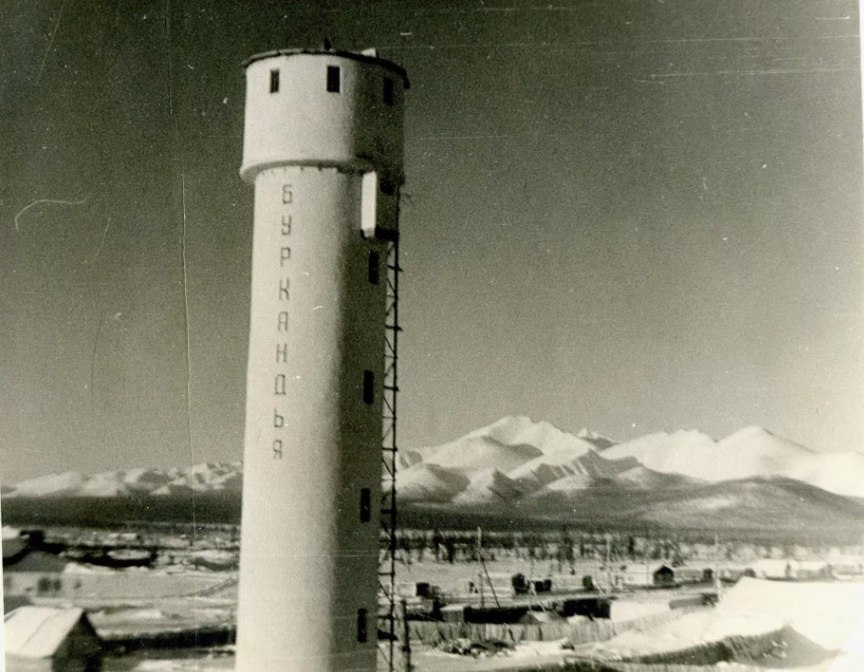 В Магадане продается месторождение россыпного золота Дальневосточный департамент по недропользованию объявил новые торги по россыпному золоту в Магаданской области стартовый платёж за лицензию превышает 108 млн рублей Речь идёт об участке Правые притоки реки Буркандья и ручья Перевальный который выставлен с правом разведки и добычи на срок 20 лет Аукцион назначен на 26 марта приём заявок от недропользователей открылся 10 февраля и завершится 6 марта Победителя определят по величине разового платежа Шаг аукциона установлен на уровне примерно 10 9 млн рублей что должно дать простор для конкурентной борьбы на торгах На участке учтены запасы россыпного золота в объёме 1 3 тонны по категории С1 и ещё 19 килограмм забалансовых запасов той же категории Площадь территории составляет 17 44 кв км