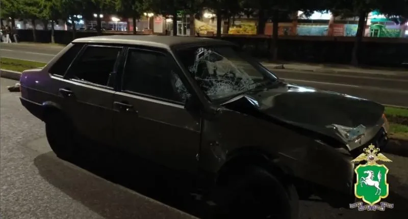 Поздним вечером 6 мая автомобиль сбил трех человек на нерегулируемом пешеходном переходе в Северске По предварительным данным полиции это произошло в 22 25 на проспекте Коммунистическом 16 Автомобиль ВАЗ 21099 совершил наезд на трех пешеходов двух 17 летних девушек и 18 летнего парня За рулем ВАЗа находился 19 летний горожанин Все пешеходы получили травмы Подробнее на Бабре томск vtomsk24