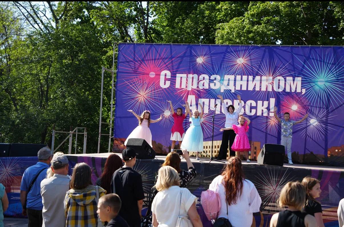 Масштабный фестиваль в канун Дня молодежи прошел в алчевском Парке культуры и отдыха имени Победы при поддержке Южного горно-металлургического комплекса ЮГМК . Об этом ЛИЦ сообщили в администрации Алчевска. «Накануне Дня молодежи Парк культуры и отдыха имени Победы стал настоящим центром притяжения для алчевской молодежи и гостей города. Постоянный социальный партнер города ЮГМК совместно с администрацией городского округа устроили масштабный фестиваль молодежи», — отметили в муниципалитете. Подробнее