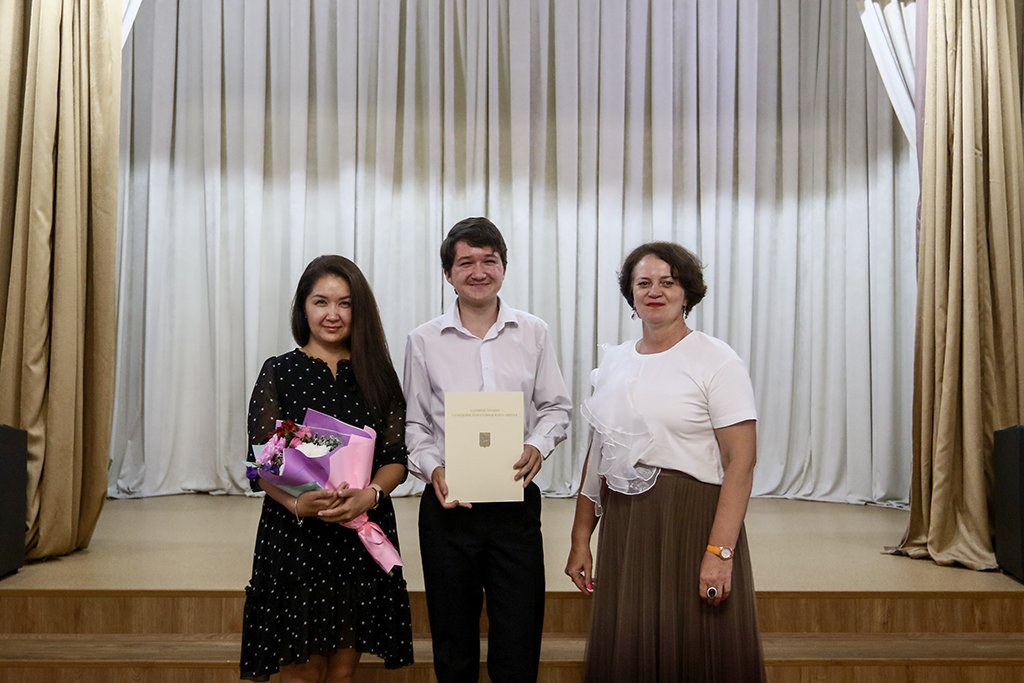 В Находке прошло торжественное чествование лучших представителей молодого поколения, выпускников — стобалльников и волонтеров города. Начальник управления образования Евгения Мухамадиева вручила лучшим сертификаты стипендиатов главы Находкинского городского округа за активную общественную работу и заметный вклад в развитие молодежной политики Находкинского округа. Благодарственным письмом главы Находкинского городского округа «За трудолюбие, настойчивость, целеустремленность, желание получать новые знания» наградили выпускников 11-х классов общеобразовательных учреждений — Айгюн Кишиеву и Руслана Илларионова, получивших 100 баллов по результатам ЕГЭ. За помощь в проведении онлайн-голосования по выбору общественных территорий, подлежащих благоустройству Евгения Мухамадиева наградила благодарственными письмами волонтеров.