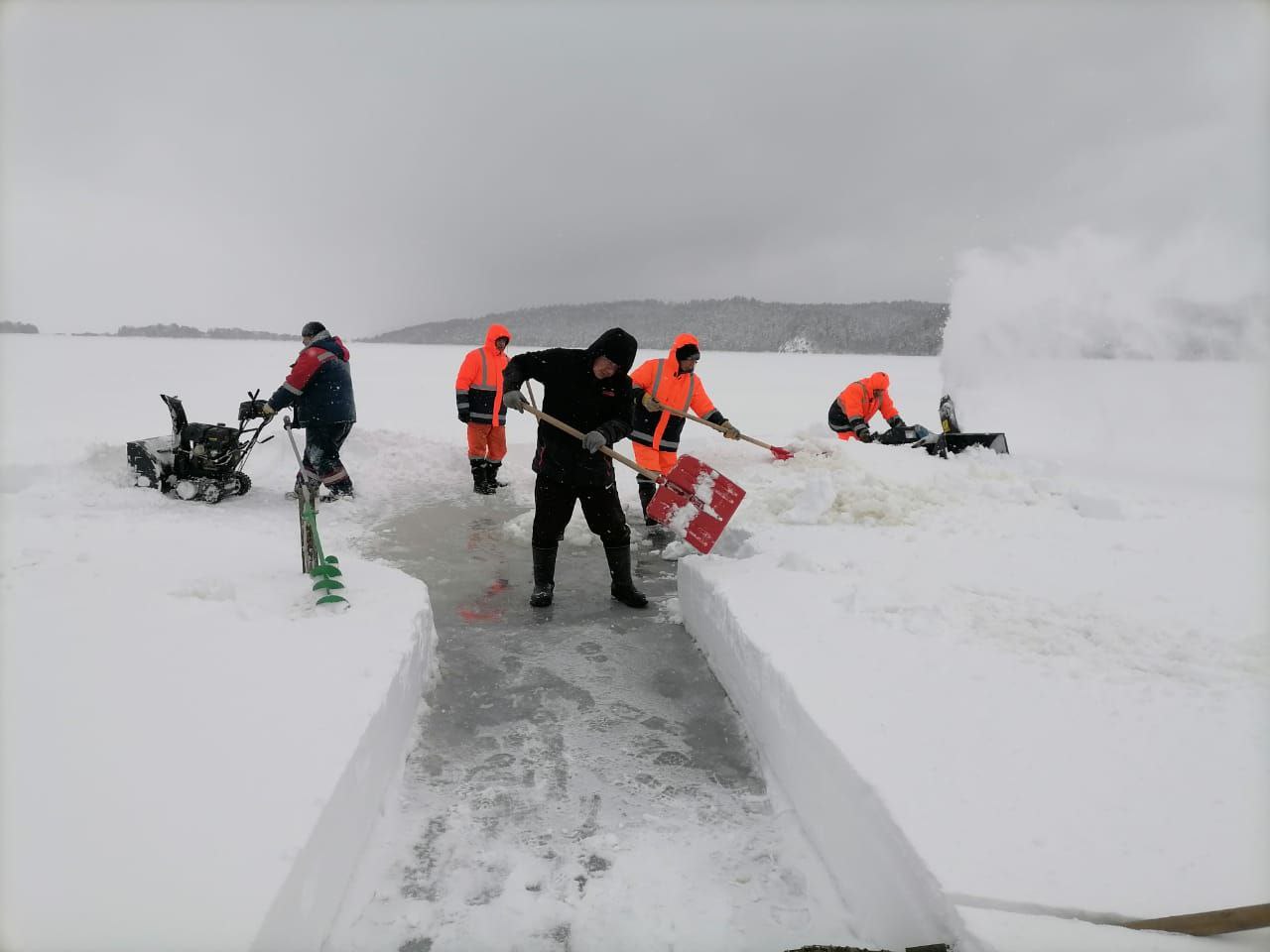 В Корсаковском муниципальном округе готовятся к крещенским купаниям  Места для погружения в воду готовят работники ДРСУ. На водоемах в селах Чапаево, Озерское и Первая Падь вырезают купели, оборудуют сходни.   Напомним, набрать освященную воду и искупаться в ледяной воде все желающие смогут:   18 января с 13:00 в селе Первая Падь   19 января с 11:00 в селе Озерское   19 января с 13:00 в селе Чапаево   Для обеспечения безопасности во время купаний будут дежурить спасатели и медики, которые придут на помощь в случае необходимости.    Также в местах крещенских купаний установят палатки для переодевания и обогрева после погружения в воду.