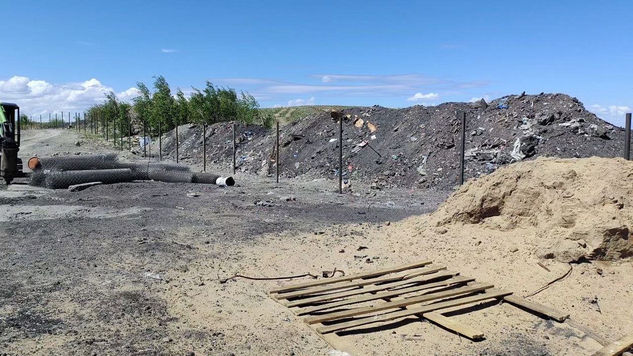Минприроды выявило нарушения на мусорных полигонах Забайкалья Сотрудники министерства обнаружили массу нарушений в работе мусорного полигона в посёлке Ясногорск. Проверка показала: подрядчик на объекте отсутствует, работы не ведутся, стройматериалы разбросаны, отсутствует минерализованная полоса, не формируются мусорные кучи. Также нарушения выявлены на несанкционированных свалках в Оловянной и Ононске — мусор не убирается, территория захламлена. Материалы проверок направлены в прокуратуру и администрациям для устранения нарушений. ZAB.RU