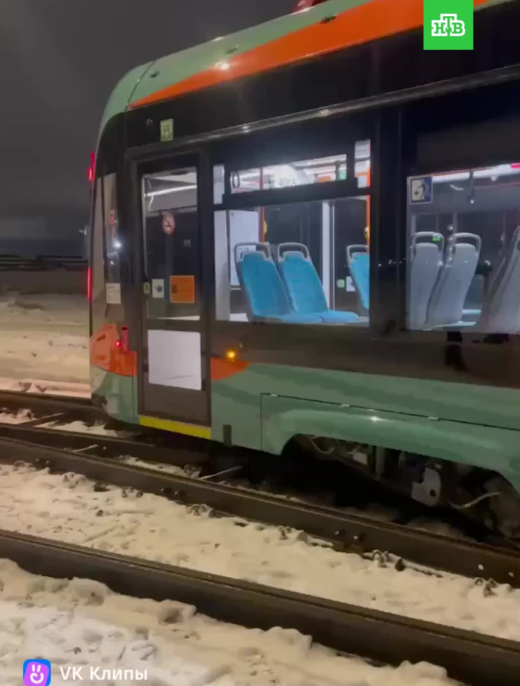 Трамвай Славянка сошел с рельсов, движение восстановлено