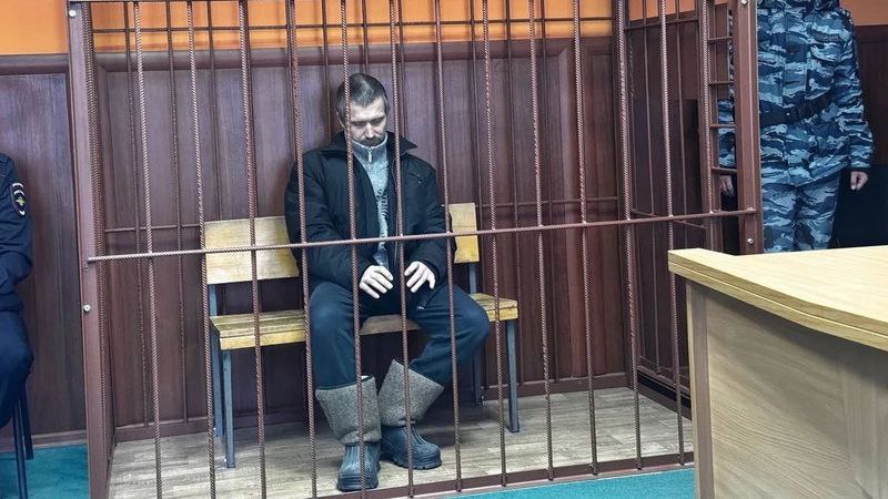 Обвиняемого в убийстве учительницы в Бугуруслане поместят в психиатрический стационар 42 летнего Александра Васильева обвиняемого в убийстве учительницы в Бугуруслане на время следствия из СИЗО переведут в психиатрический стационар специализированного типа Такое решение сегодня 23 января принял Бугурусланский районный суд Мужчина проходит по уголовному делу о расправе над 56 летней учительницей Мариной Садыковой и угоне ее автомобиля По материалам следствия фигурант уголовного дела был соседом погибшей и долгое время испытывал к ней неприязнь 25 октября он выследил учителя когда та садилась в свой автомобиль и задушил ее После убийства поместил тело на заднее сиденье машины выехал за город но не справился с управлением и врезался в столб После попытался инсценировать автокатастрофу По решению районного суда Александр Васильев должен был находиться в СИЗО до 25 января Следователь ходатайствовал о продлении срока содержания под стражей На основании заключения комиссии судебно психиатрических экспертов Александр Васильев будет дожидаться окончания расследования уголовного дела в психиатрическом стационаре специализированного типа ВЕСТИ ОРЕНБУРЖЬЯ в telegram в MAX