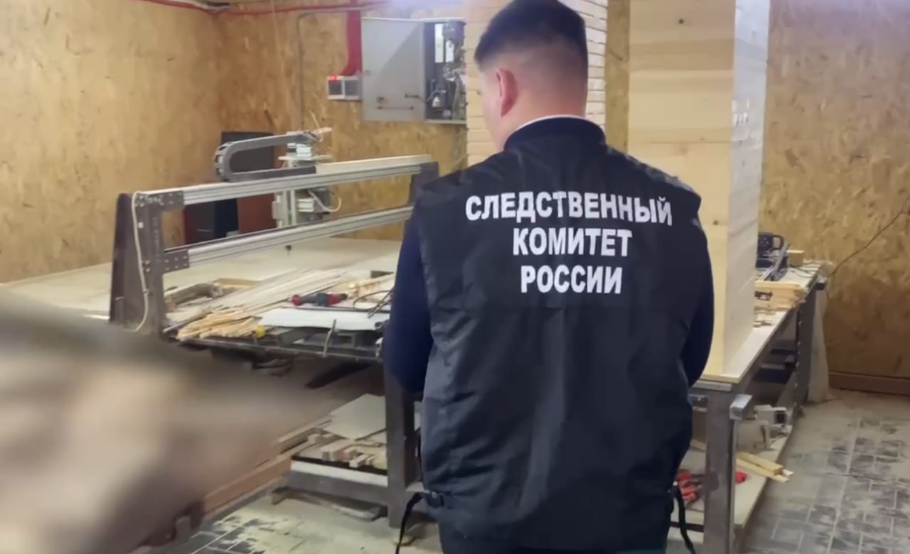 Изготовитель экстремистской символики в Армавире пойдет под суд Житель Армавира предстал перед судом по обвинению в изготовлении и сбыте символики экстремистских организаций. Об этом сообщает пресс-служба СУ СКР по Краснодарскому краю. «По версии следствия, в январе и феврале текущего года фигурант, находясь в городе Армавире, достоверно зная, что реализация предметов и атрибутики с изображением символики экстремисткой организации запрещена на территории Российской Федерации, изготавливал и сбывал игральные нарды, фишки, четки с символикой экстремистской организации, признанной Верховным Судом Российской Федерации экстремистским движением», – сказано в сообщении. Ранее фигурант привлекался к административной ответственности за аналогичное преступление. Обвиняемый признал вину, уголовное дело направлено в суд. Южная служба новостей