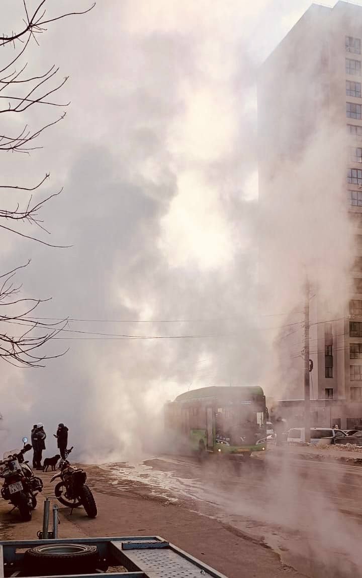 В Курске порвало теплосеть, осложнено движение  25 февраля в микрорайоне КЗТЗ Курска на тепловой сети по улице Ольшанского произошло повреждение. Окрестности затянуло паром, значительно ухудшив видимость для автомобилистов.   Как сообщили в мэрии Курска, аварийные бригады компании «Квадра» ведут переключения для локализации дефектного участка.   Информация о домах, которые остались без отопления, и примерные сроки восстановления работы системы будут предоставлены после локализации и восстановления работы источника теплоэнергетиками.   Городской комитет ЖКХ просит водителей быть внимательными из-за возможного образования наледи на дорогах в районе аварии: улицы Ольшанского, Сумская, Энгельса. Дорожные службы проводят обработку дорог противогололёдными материалами.  Фото: Друг для друга