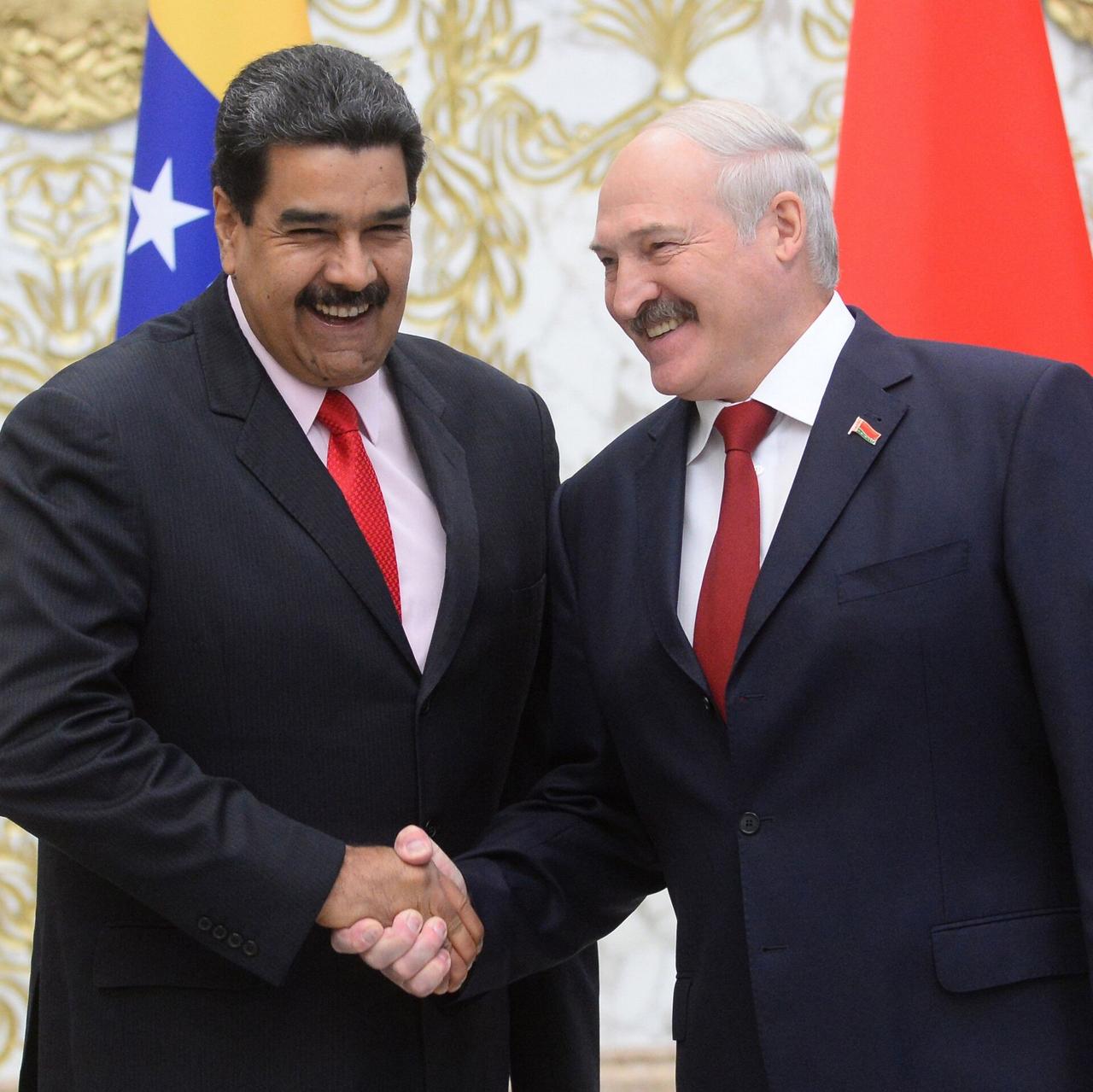 Лукашенко рассказал что предлагал США идеальный план по Венесуэле Идеальный вариант для США в отношении Венесуэлы предложил президент Республики Белоруссии Александр Лукашенко Об этом заявил сам Лукашенко который добавил что Соединенные Штаты вместо его предложения сотворили глупость С Мадуро неправы глупость сотворили Я предупреждал По предложению американцев не я сам они меня попросили я был втянут в эту проблему И я им предложил идеальный вариант Идеальный вариант Но они пошли своим путем Дональд Трамп хотел как то угодить военным Агрегатор Правды