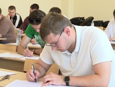 Более 12 миллионов направят на выплату стипендий калужским высокобалльникам В Калужской области первокурсникам назначат именные стипендии. Такую меру поддержки окажут тем, кто сдал ЕГЭ более чем на 230 баллов и поступил на очное отделение в высшее учебное заведение. Размер стипендии составляет от 5 до 10 тысяч рублей ежемесячно в первом семестре обучения.