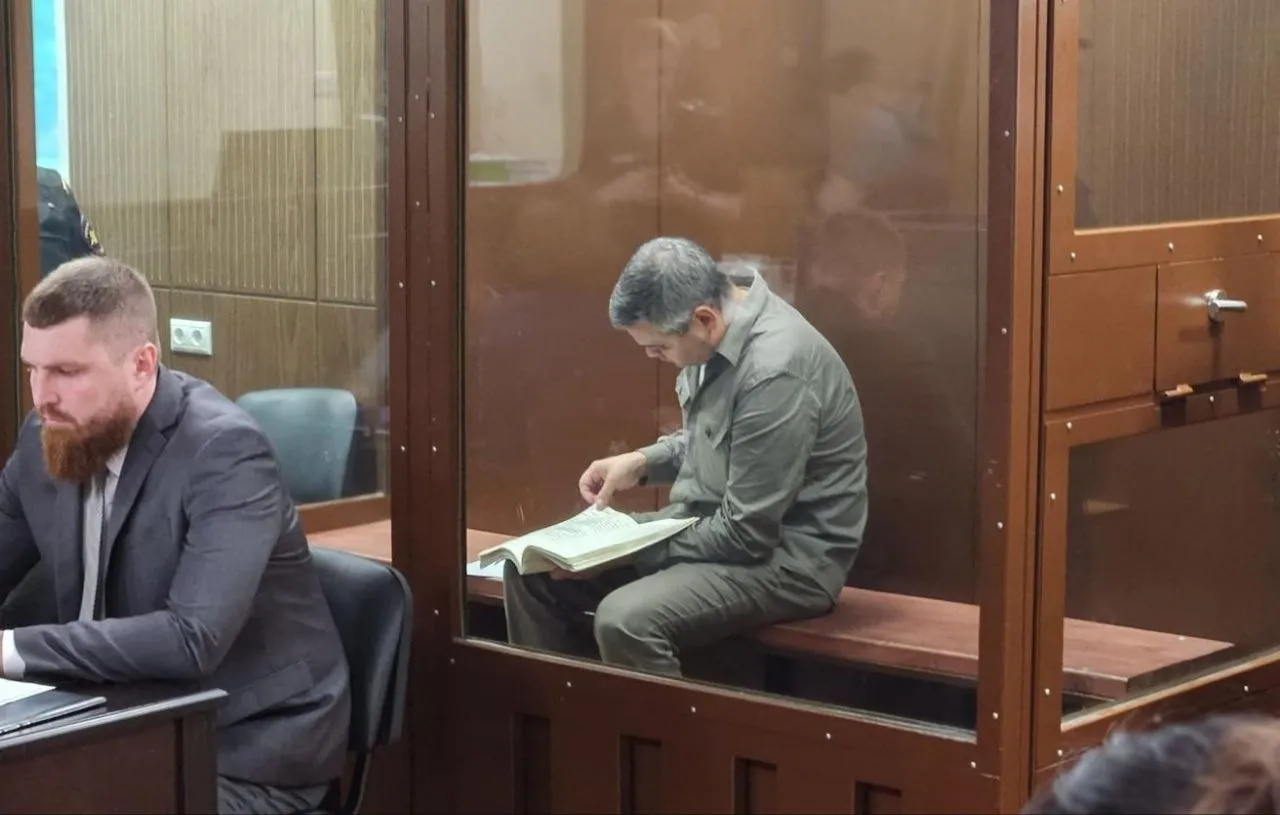 Никулинский суд Москвы приговорил бывшего советника РЖД экс совладельца лизинговых компаний Трансфин М и СГ транс Алексея Тайчера к 11 годам колонии Суд удовлетворил иск о компенсации 1 2 млрд рублей к Тайчеру сообщает ТАСС Согласно материалам дела ПАО Трансфин М заключило 4 фиктивных договора займа с ООО Рейл стрим на общую сумму 937 5 млн рублей По версии обвинения Тайчер и соучастники преступления похитили не менее 710 млн рублей Также им вменяется ущерб в размере 272 млн рублей начисленных процентов Сам Тайчер вину не признал ПАО Трансфин М признано потерпевшей стороной