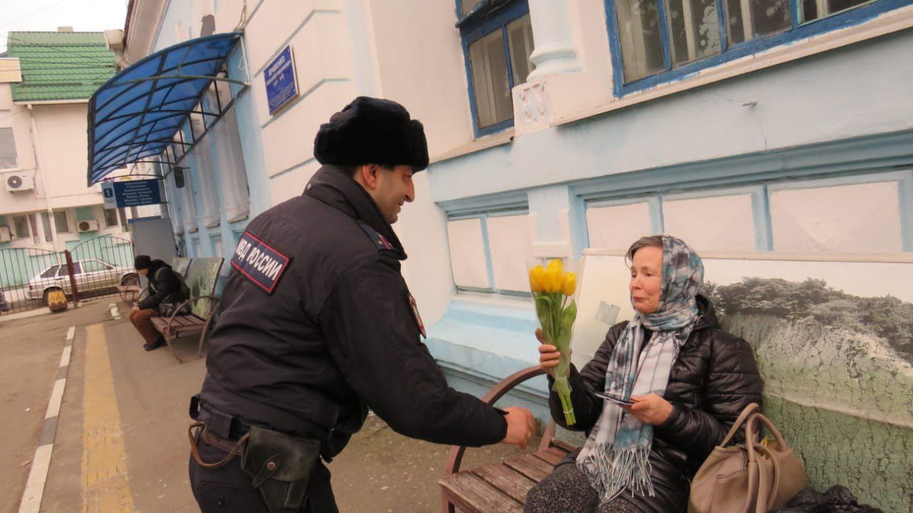 Туапсинские полицейские сегодня дарят женщинам цветы. Сотрудники ППС поздравляют с 8 Марта прямо на улицах. Преподносят тюльпаны на вокзалах, на площадях, а многие женщины принимают букеты и пожелания доброго пути прямо за рулем автомобилей.