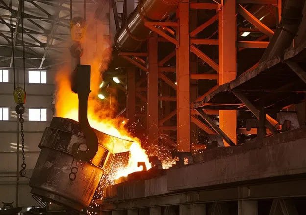 Объем продукции металлургии Казахстана превысил 14 трлн тенге Это данные за первое полугодие 2025 года. Добыча металлургических руд выросла на 7,8%, а производство металлов – на 6,9%, сообщил на заседании правительства вице-министр промышленности и строительства. Олжас Сапарбеков добавил, что в планах вдвое увеличить добычу меди и свинца, алюминия на 50%, а цинка на 11%. Горно-металлургический комплекс обеспечивает около 8% ВВП страны, предоставляя рабочие места примерно 224 тысячам сотрудников. В 2024 году инвестиции в отрасль составили более 1,7 трлн тенге, производительность труда увеличилась на 9,4%, достигнув уровня 102 тыс. долларов на одного сотрудника.