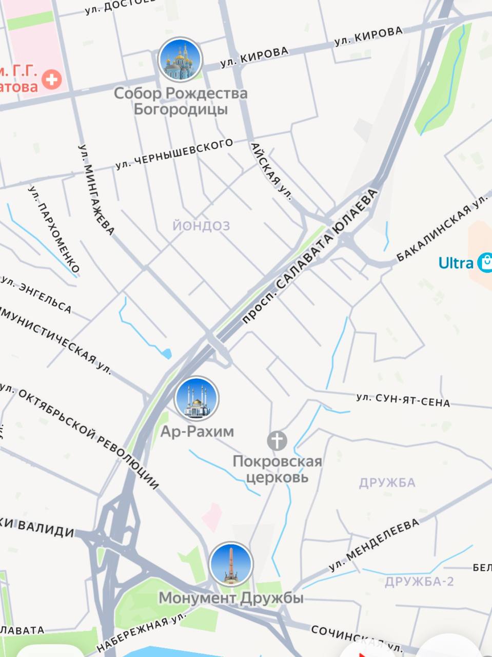 Протестировали в Уфе новое поколение Яндекс Карт с детальными дорогами и улицами.  Новость для пешеходов и велосипедистов — детальная разметка теперь доступна всем пользователям, а не только водителям. В незнакомом месте можно сориентироваться по разметке — если посмотреть, где автобусная полоса, трамвайные пути или велодорожка. А ещё стали заметнее подземные переходы, на карте уточняется, какой подъём предстоит: лестница или пандус.   Появились кружки с узнаваемыми фотографиями достопримечательностей Уфы. Это поможет быстрее ориентироваться и местным, и гостям города.  Дороги теперь серые, в целом цвета стали ярче и реалистичнее. Также названия улиц выделены капсом и проще читаются.   Подписаться   Прислать новость
