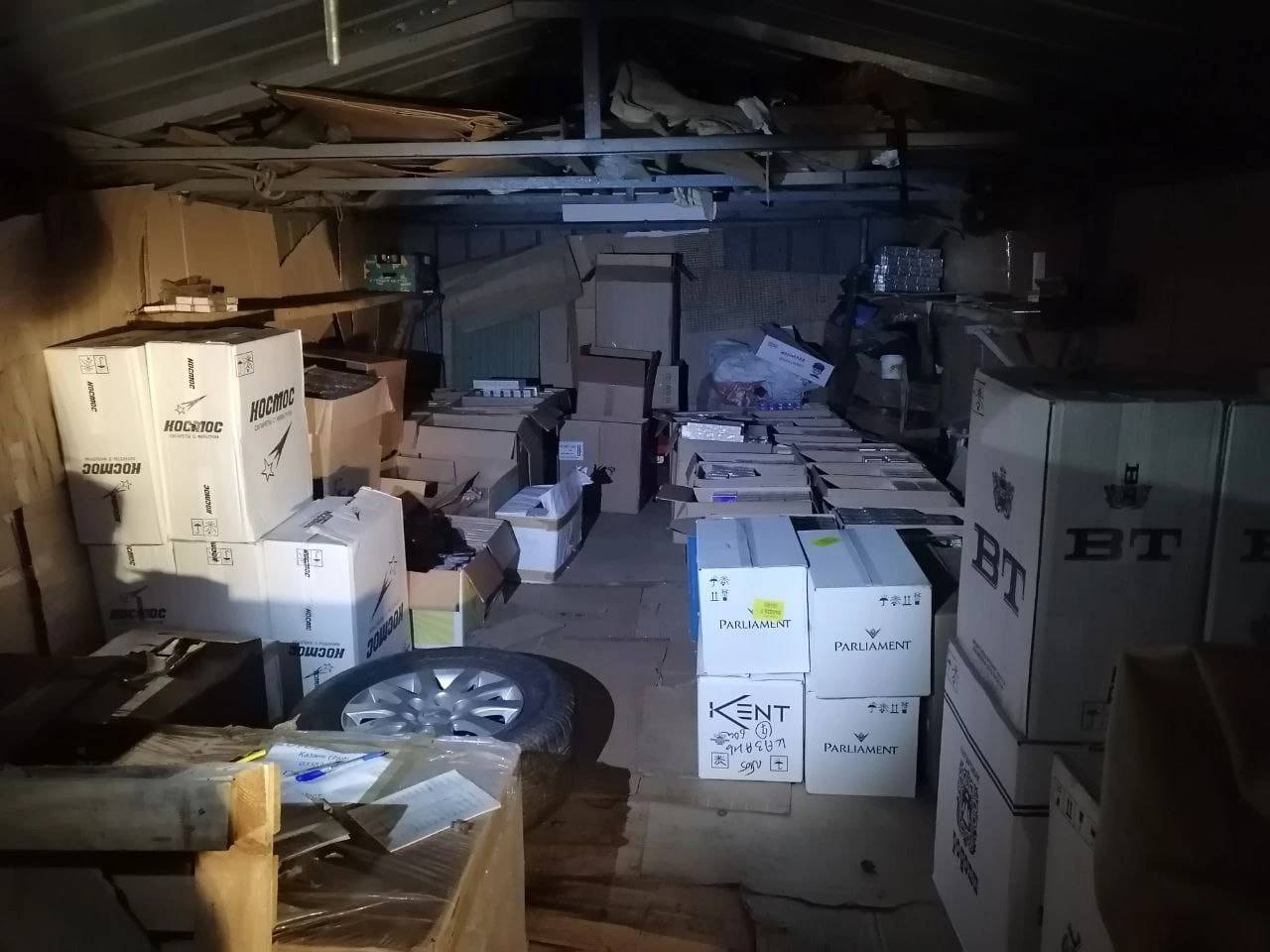 В Казани задержали двух мужчин за продажу крупной партии сигарет без маркировки Управление ФСБ по Татарстану остановило деятельность двух мужчин подозреваемых в продаже немаркированных сигарет в больших объемах В ходе обысков в гаражах кафе и магазинах города было изъято более 117 тысяч пачек сигарет на сумму свыше 17 миллионов рублей По данному факту возбуждено уголовное дело за продажу товаров без необходимой маркировки Расследование продолжается Подписаться Сообщить новость   Вести Татарстан в MAX
