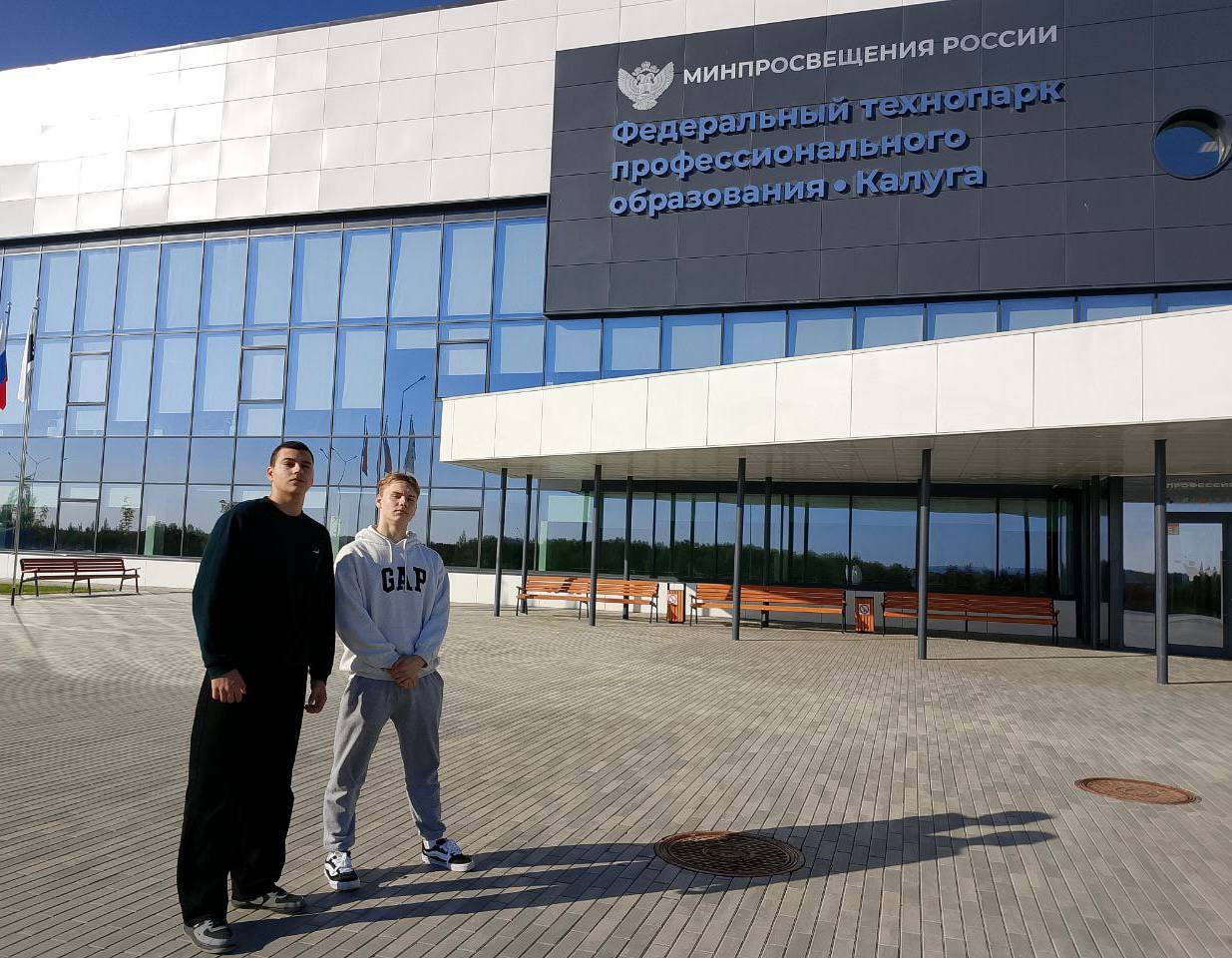 Первокурсники кластера Индустрия робототехники приняли участие в Российском турнире по робототехнике На четвёртой неделе обучения первокурсники кластера Индустрия робототехники созданного в рамках Федерального проекта Профессионалитет национального проекта Молодёжь и дети по специальности Техническая эксплуатация и обслуживание роботизированного производства по отраслям отправились в Федеральный Технопарк профессионального образования г Калуги Студенты первокурсники Губернского колледжа стали участниками Российского турнира по робототехнике который собрал талантливых учащихся студентов и молодых специалистов со всей страны Турнир стал для ребят не только зрелищным событием но и площадкой для знакомства с современными технологиями и передовыми инженерными решениями В рамках поездки студенты смогли увидеть как работают профессиональные команды создающие и программирующие сложные робототехнические системы Они получили представление о современных тенденциях в области автоматизации и роботизации а также вдохновились примерами успешных проектов своих сверстников Поездка в Калугу стала для первокурсников Губернского колледжа ещё одним подтверждением того что выбранное направление открывает широкие перспективы Участие в турнире позволило студентам почувствовать сопричастность к миру инноваций и сделать шаг к формированию собственных профессиональных целей Создавай программируй побеждай Губернскийколледж Губернский95лет Профессионалитет Амбассадоры Профессионалитета 85летСПО Молодежьидети КластерИндустрияробототехники Тывхорошейкомпании СПО ИРПО ДвижениеПервых СПОмедиа МОМО serpuhov live